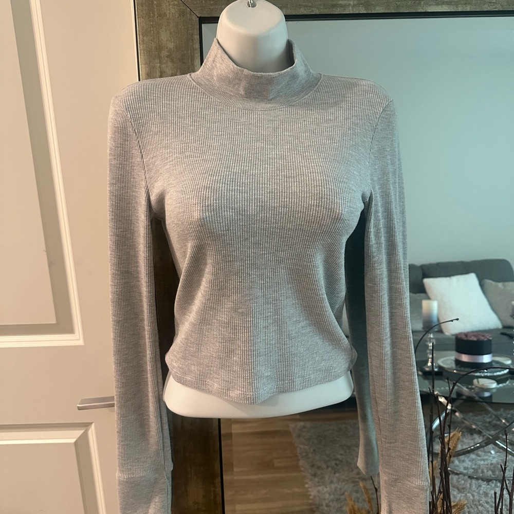 Turtle neck long sleeve top